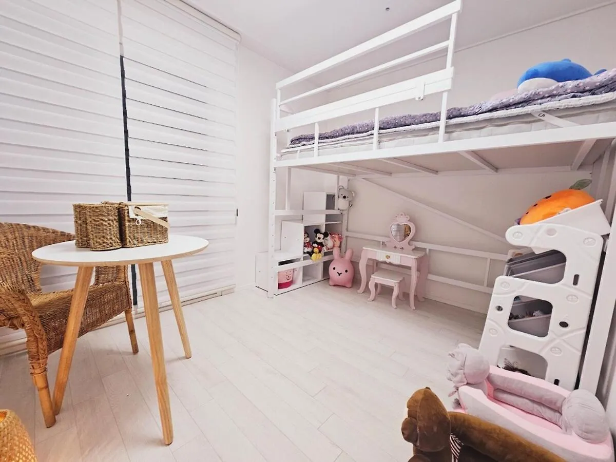 Apartment Familytrip #Nearseoul #Beamprojector #Sosaewoolstationarea #Bunkbed #Spaciousthreerooms Bucheon