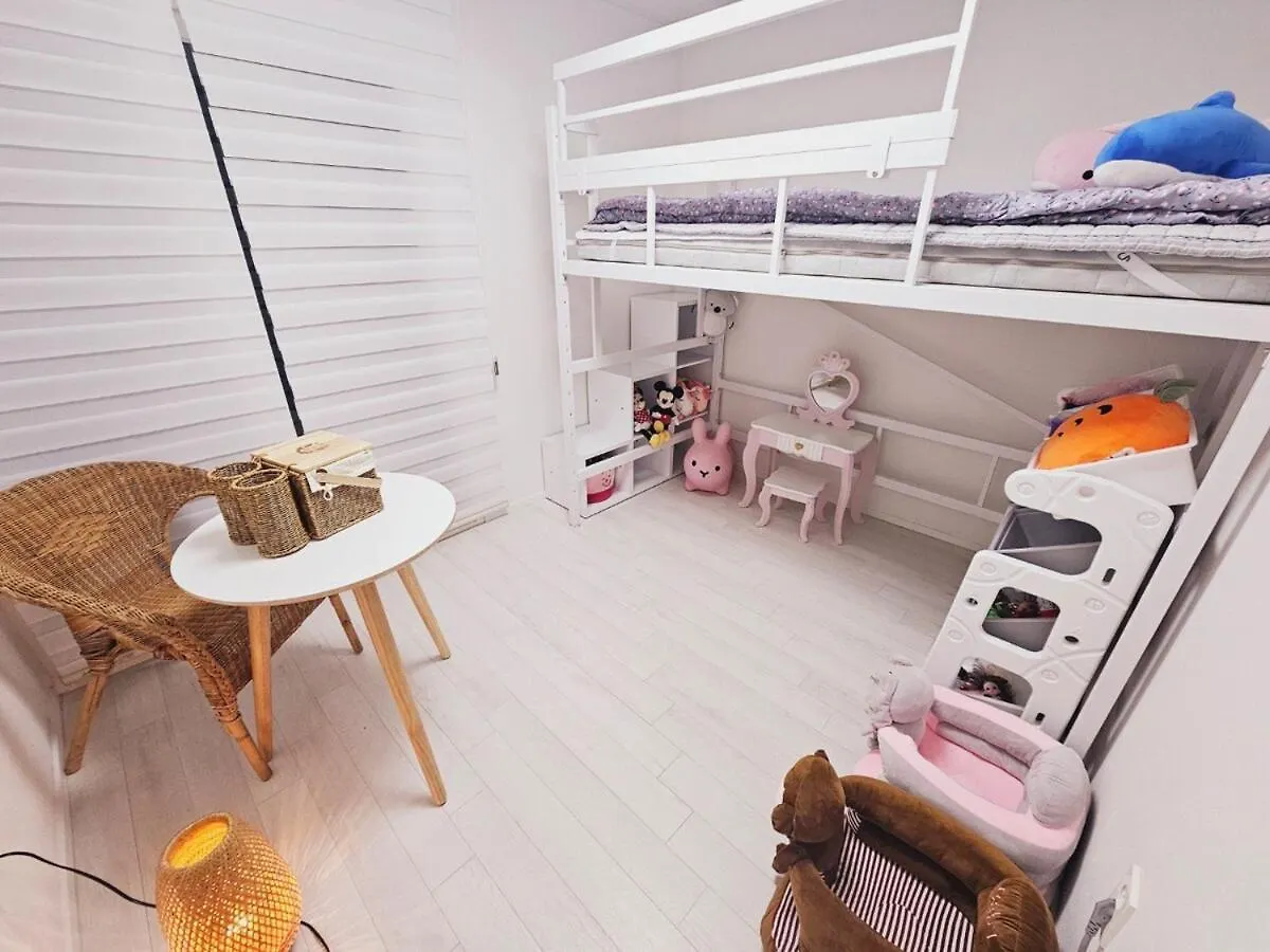 Familytrip #Nearseoul #Beamprojector #Sosaewoolstationarea #Bunkbed #Spaciousthreerooms Bucheon Apartment