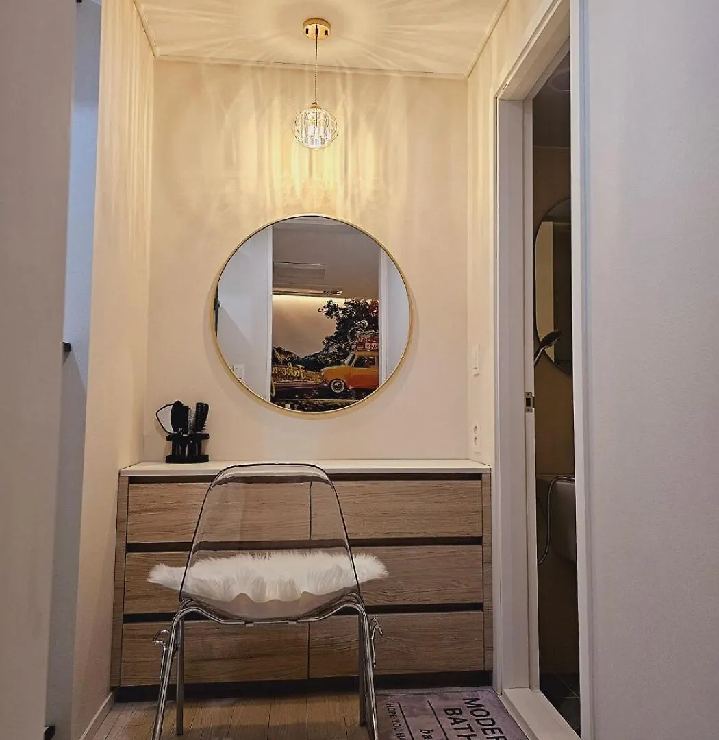 Apartment Familytrip #Nearseoul #Beamprojector #Sosaewoolstationarea #Bunkbed #Spaciousthreerooms Bucheon