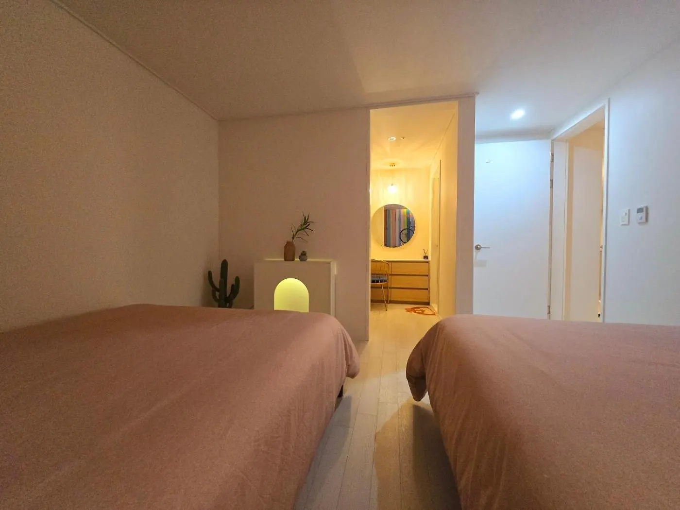 Familytrip #Nearseoul #Beamprojector #Sosaewoolstationarea #Bunkbed #Spaciousthreerooms Bucheon Apartment